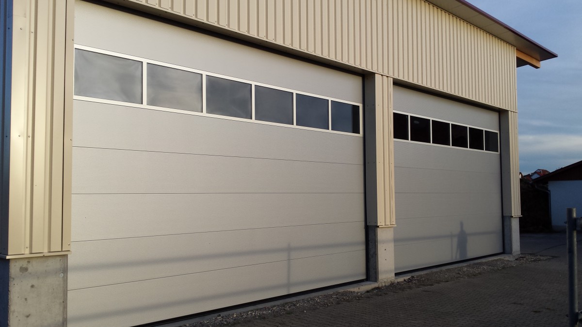 2 Industriesektionaltore mit Lichtband